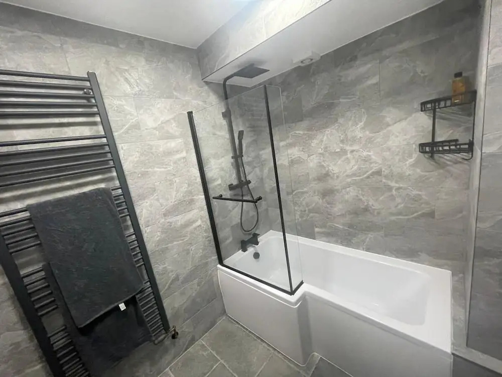 Inviting Apartment in Hayes With Garden & Parking