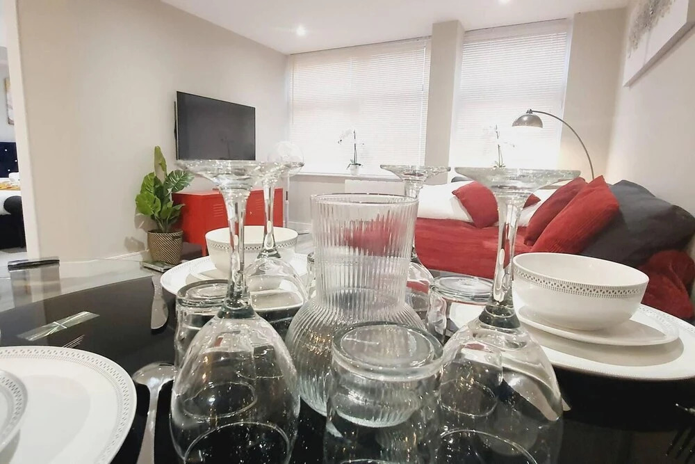 1braptmt W/king BED 4guests Embankmnt Parkg Wifi