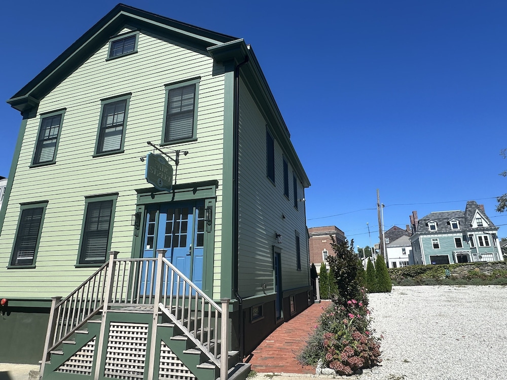Downtown Newport Gem 1br W/ Parking & Prime Spot 1 Bedroom Apts