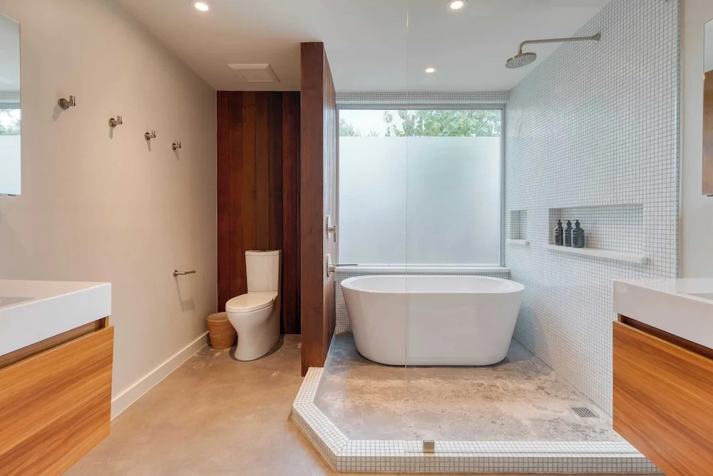 Modern Austin Home w/ Pool, Putting Green & Coffee Nook Townes Retreat by Avantstay