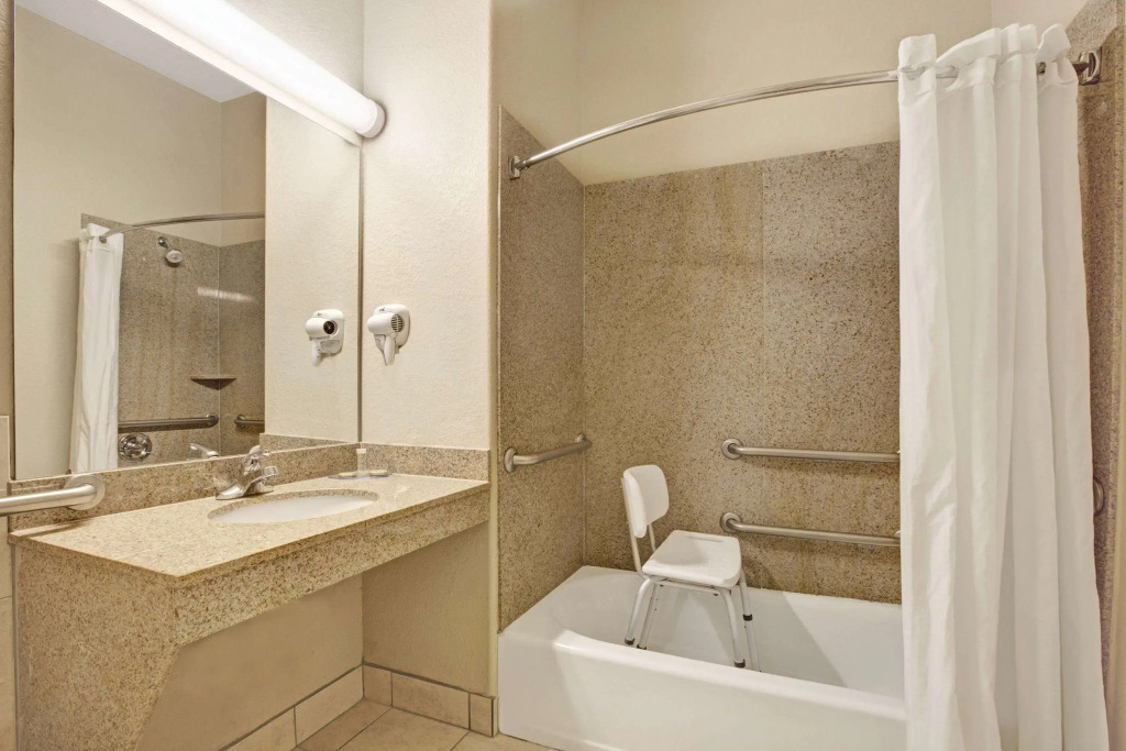 Super 8 by Wyndham IAH West/Greenspoint
