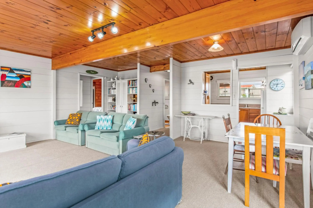 Bay Vista Views - Raglan Holiday Home