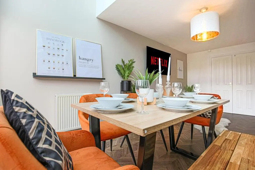 Luxury 5 Bedroom 3 Bathroom House with Smart TVs, Super Fast Wifi, Free Parking and Garden by Yoko Property