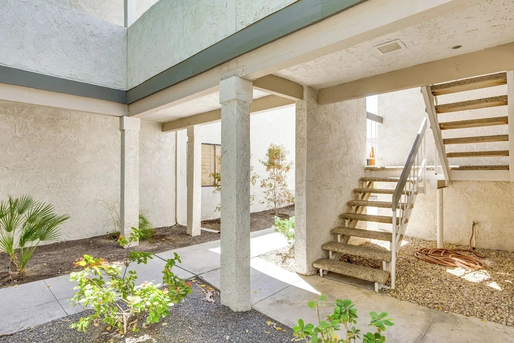 2 Mi to Dtwn! Chic Palm Springs Condo
