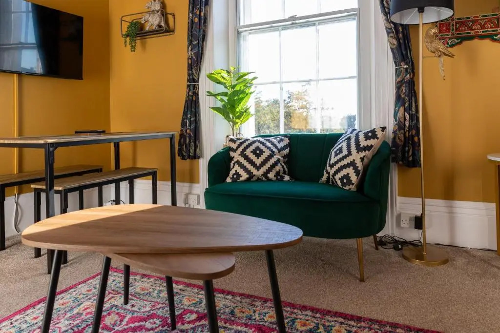 Elegant studio apt nr beach & shops with parking