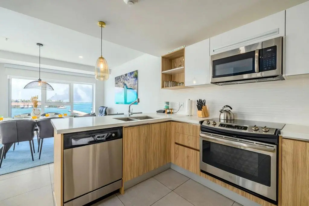 Magnificent 2 Bedroom corner condo with THE VIEW