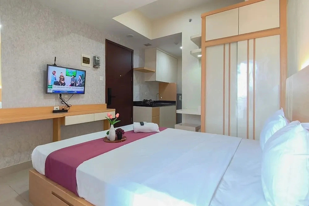 Comfy Modern Look Studio Room At Apartment Grand Dharmahusada Lagoon