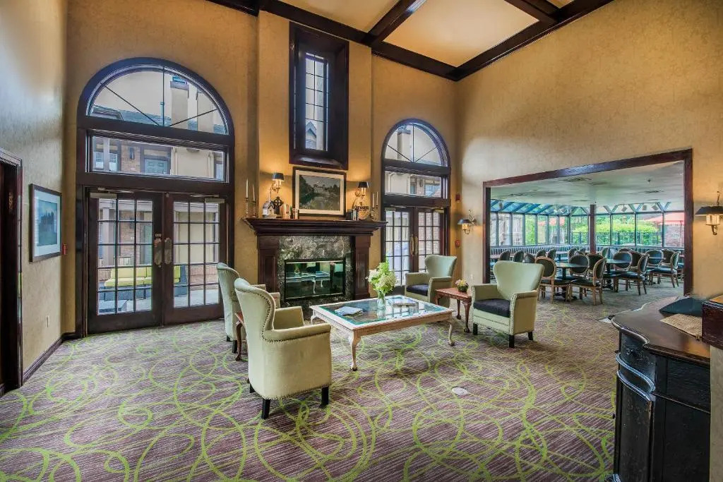 Cloverleaf Suites