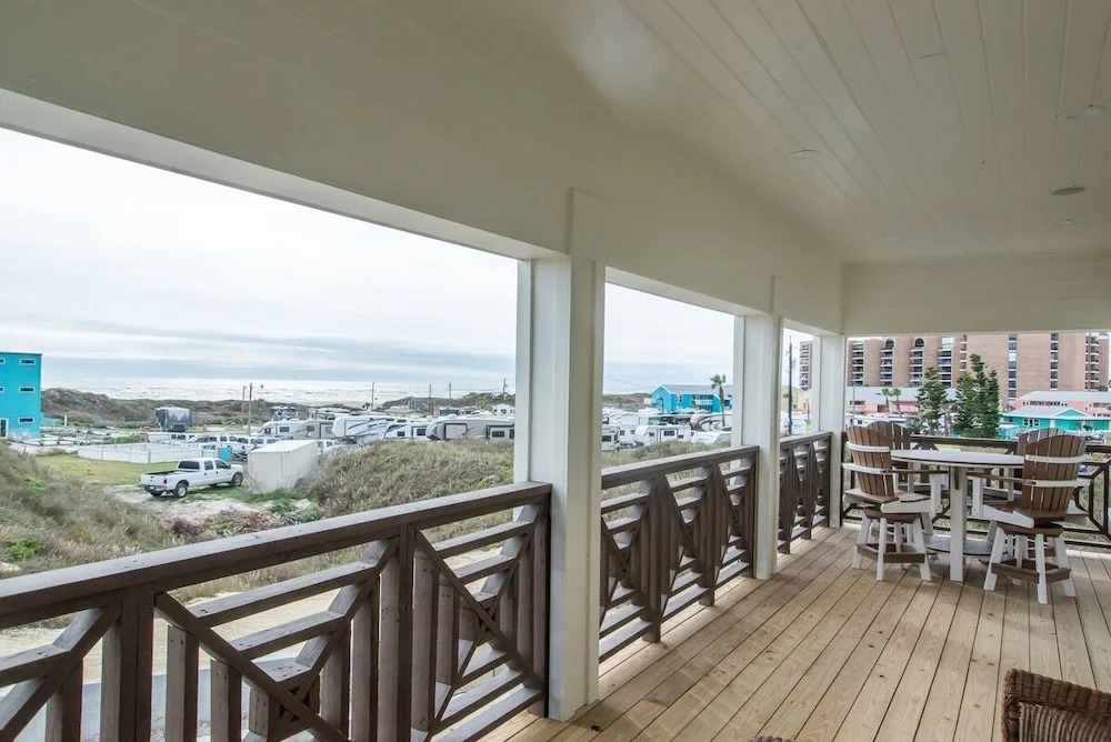 Salt and Horns - 4 Br Home