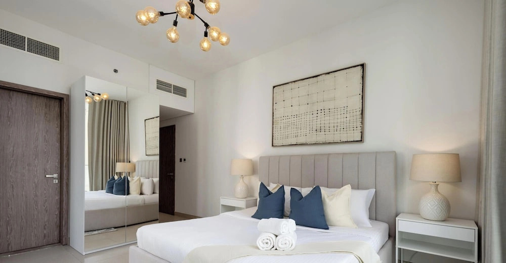 LUX LIV Contemporary Marina Suite 2