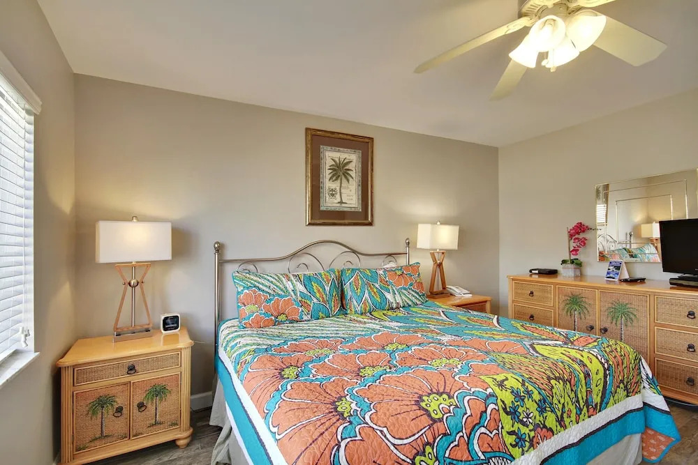 Land's End 306 Building 8 Beautifully Updated / Beachfront!