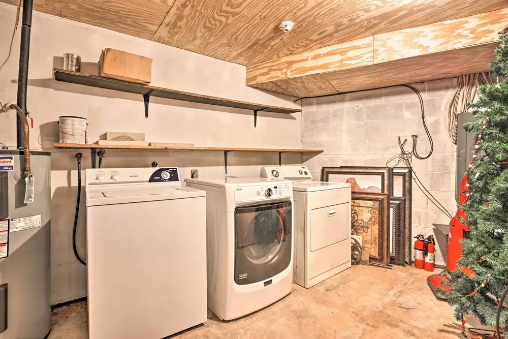 Gatlinburg House w/ Pool Table & Forest Views!