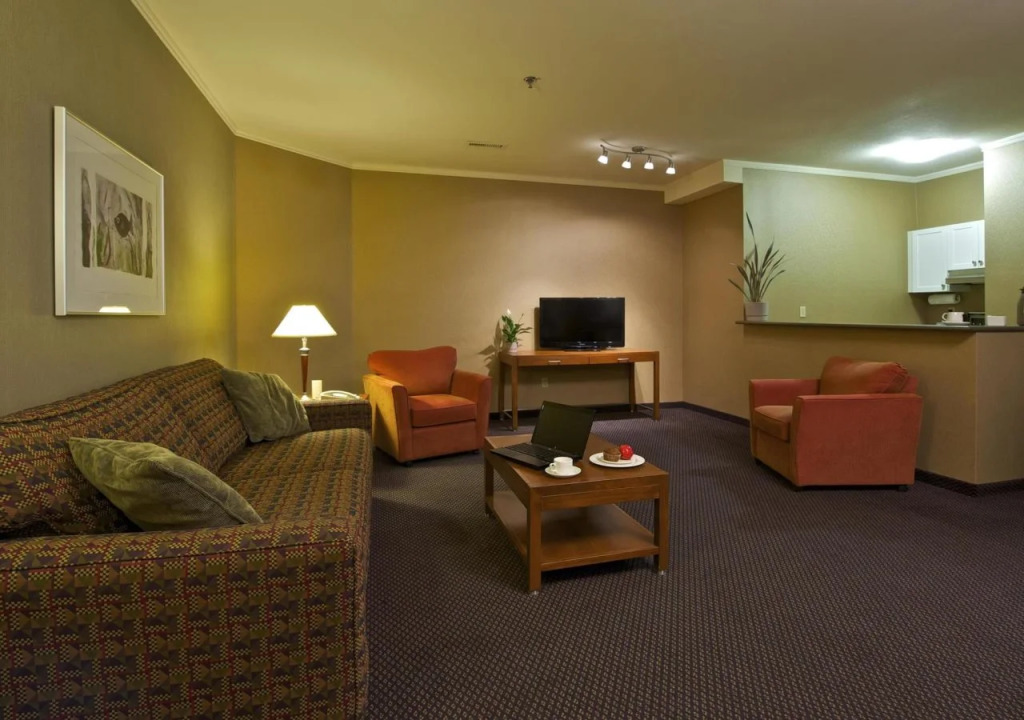 Coast Tsawwassen Inn