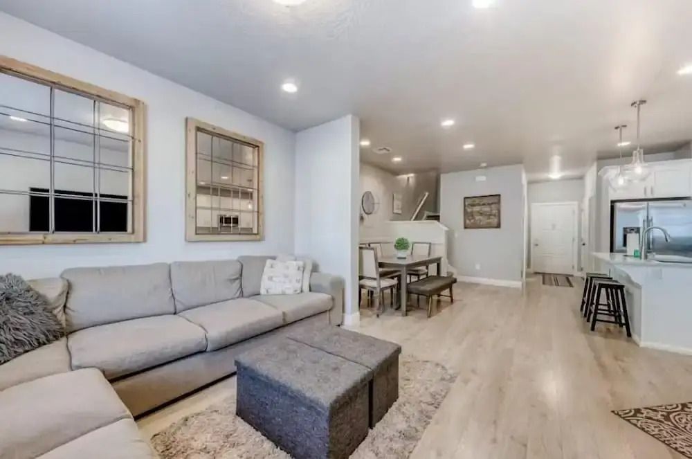 The Modern Villa - Pet Friendly 3 Bedroom Townhouse