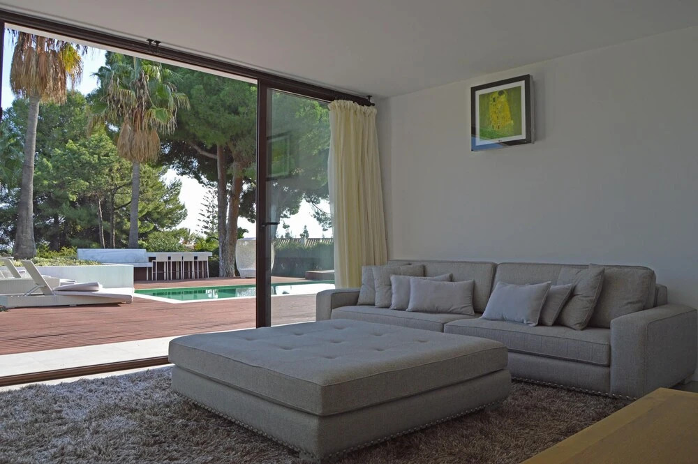 Contemporary Villa 5 bedrooms, huge plot, private pool, short distance beach