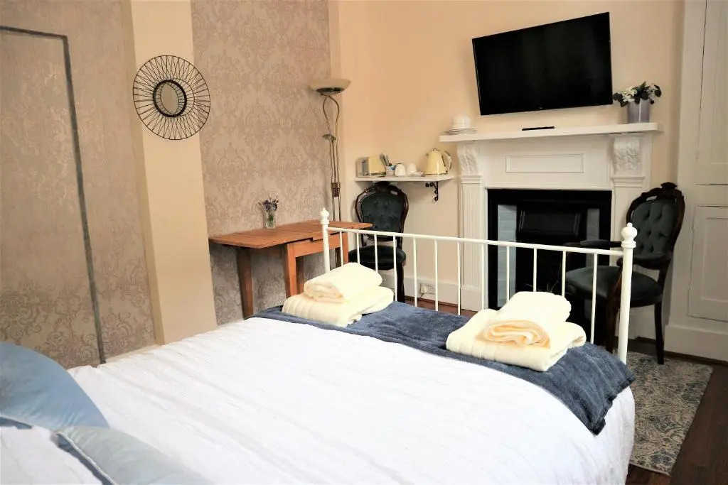 Izarra - Town centre en-suite with own entrance and free parking