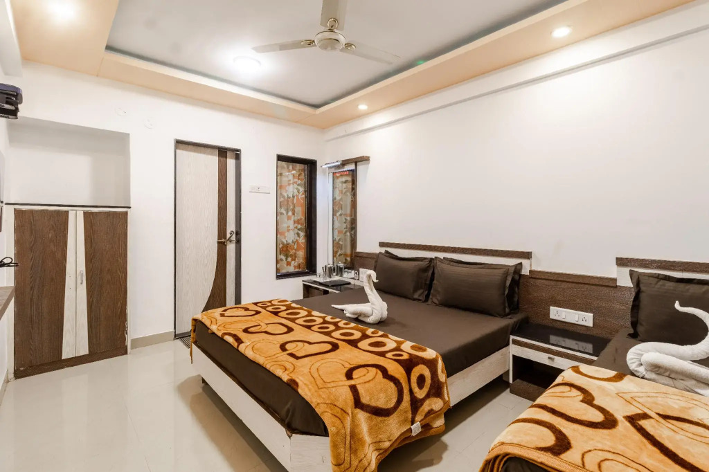 Hotel Vyankatesh & Pure Veg Restaurant