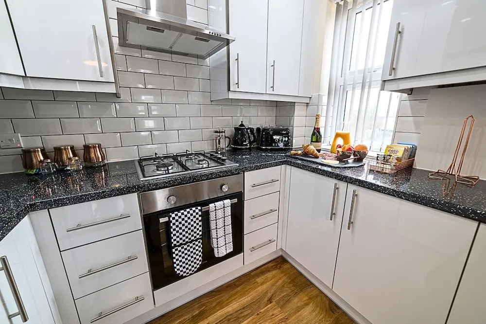 Heathrow Clean 2Bedroom Apt with Parking