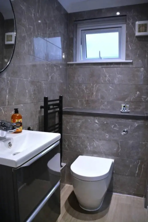 Stunning 1BR Apt in Central Cheltenham