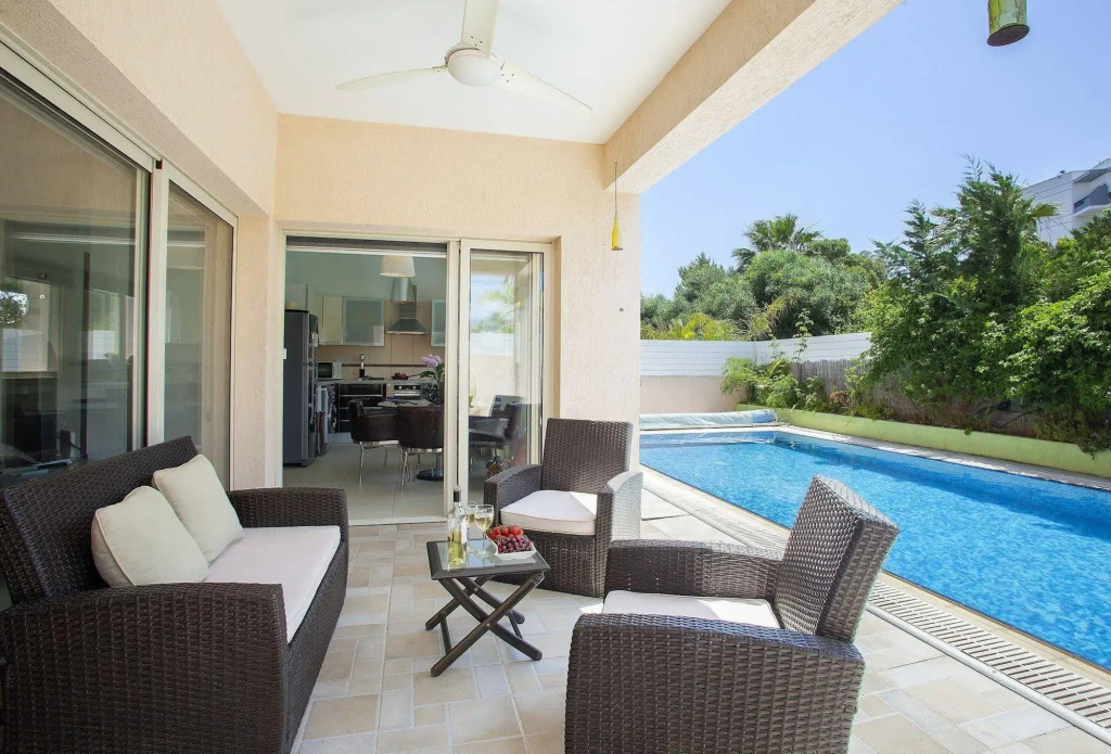 Villa Michaella - 500m from Golden Beach