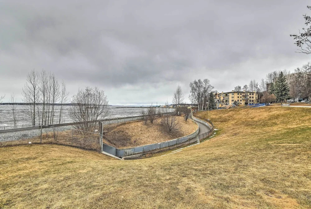 Walk to Downtown & Coast Trail: Condo in Anchorage