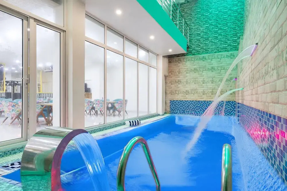 Alaya Stays Miyabi Executive Suite, Elegant 1-BHK Suite With Common Pool, Gym & Restaurant