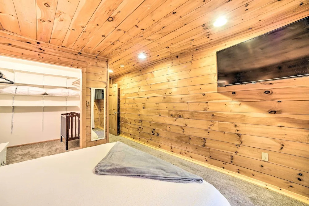 Spacious Cabin w/ Decks Near Saratoga Race Course!