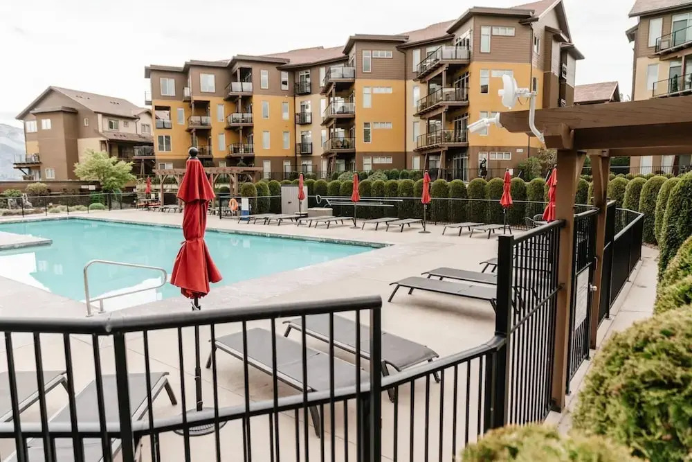 Lakefront Beachfront top Floor Condo w Pool
