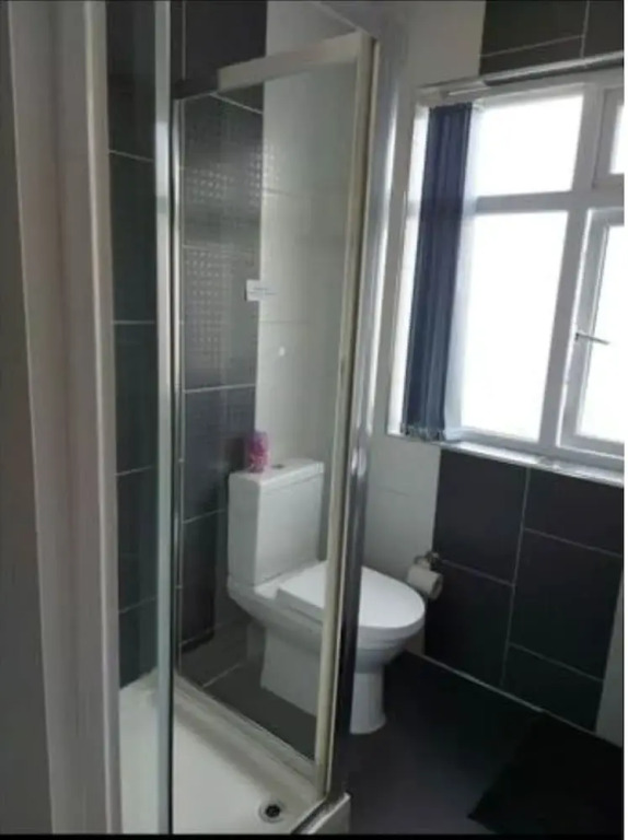 Apple House Wembley Twin Room shared bathroom