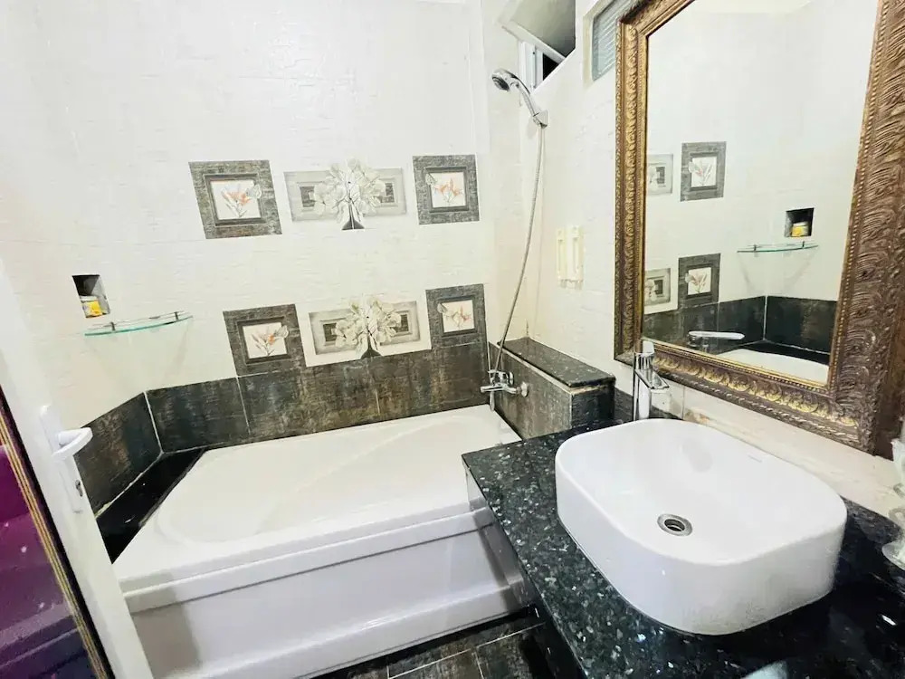 Crowne Meow Bui Vien Hotel 2
