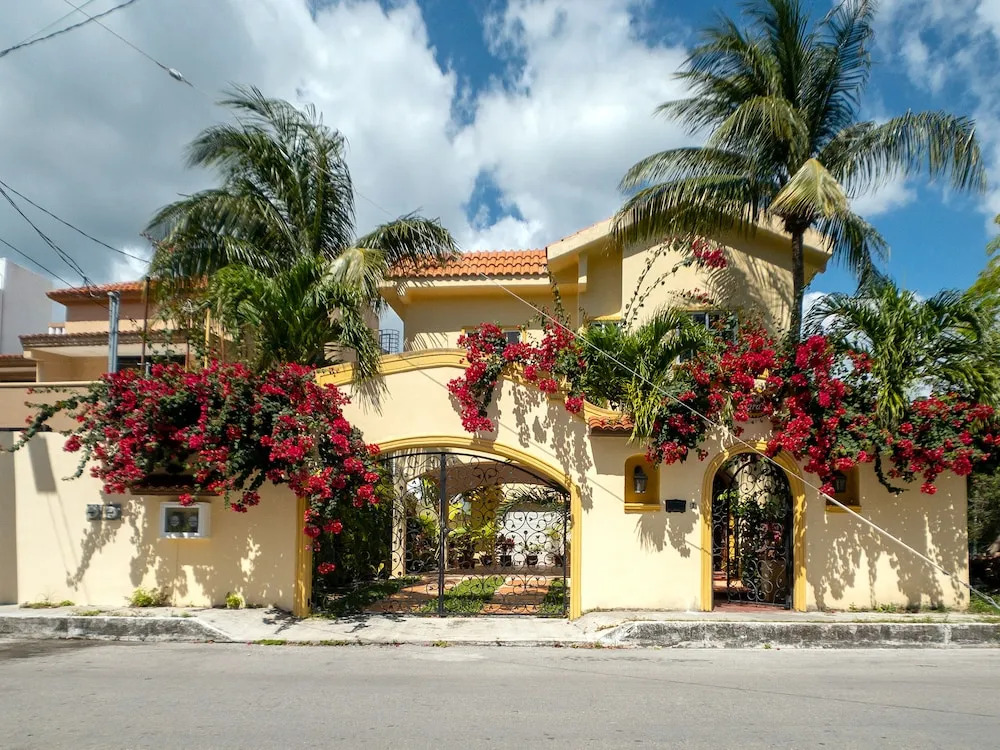 Casa Zarah - Hacienda Family Home - Pool and 2-Block to Beach