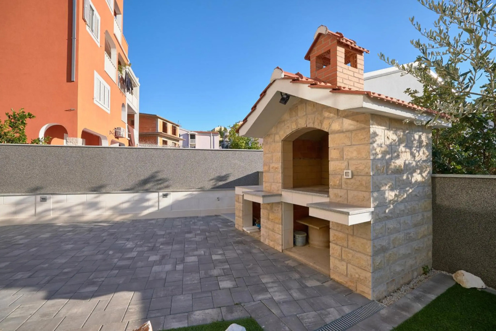 M Entire floor in a spacious house with pool