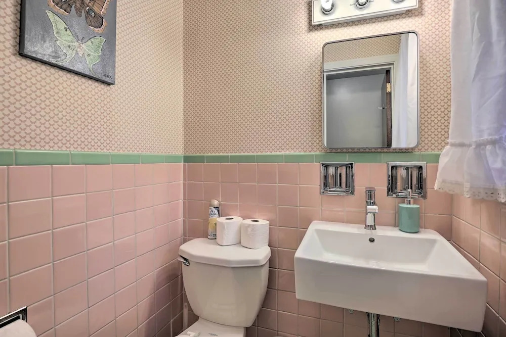 6 Mi to Dtwn: Pittsburgh Townhome w/ Porch