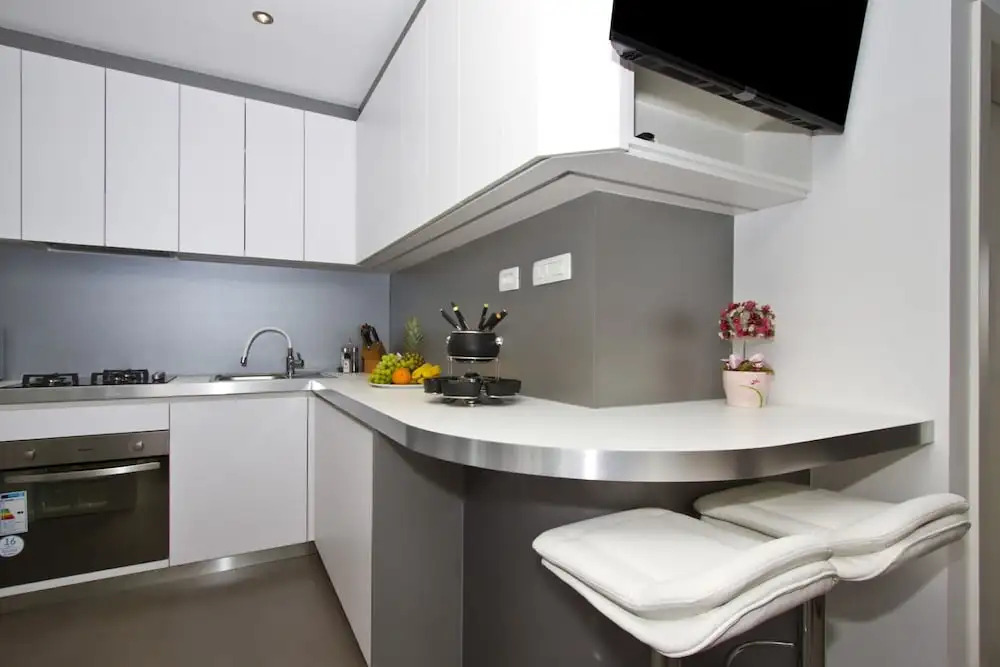 Luxury apt With Roofed Patio Near Beach & Center