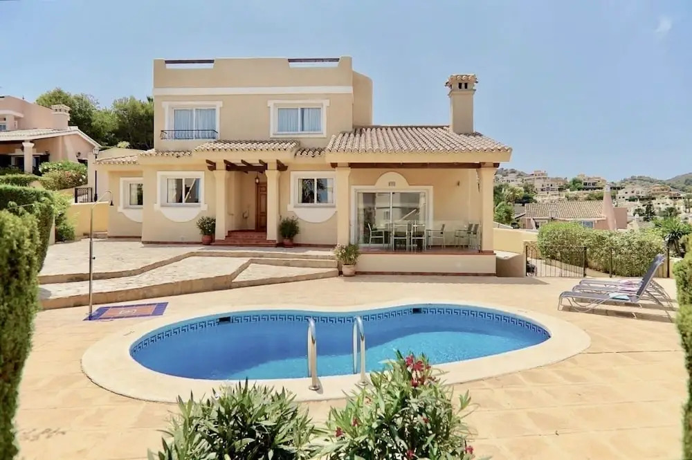 3 Bed House - Sleeps 6 - Pool - Garden - Parking