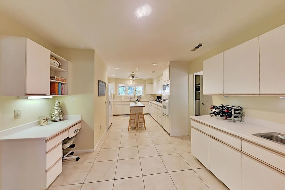 Five Oaks Coastal Cottage in Gated Seabrook Island home