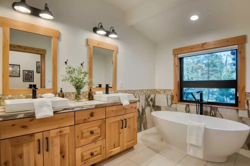 Spring River Retreat by Avantstay Lakefront Luxury w/ Hot Tub, Game Room & Near Bend