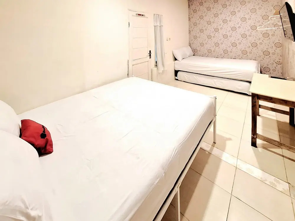 RedDoorz at Victoria Hotel near Stasiun Blitar