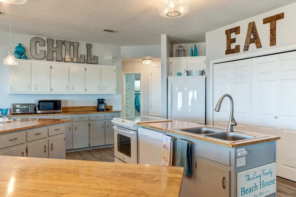 At Last! - Private Bay Beach! Unique Octagonal House Offers Views From Nearly Every Room. Enjoy The Lovely Wrap Around Porch. 3 Bedroom Home by Redawning