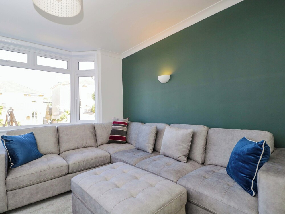 6 Newbridge Gardens