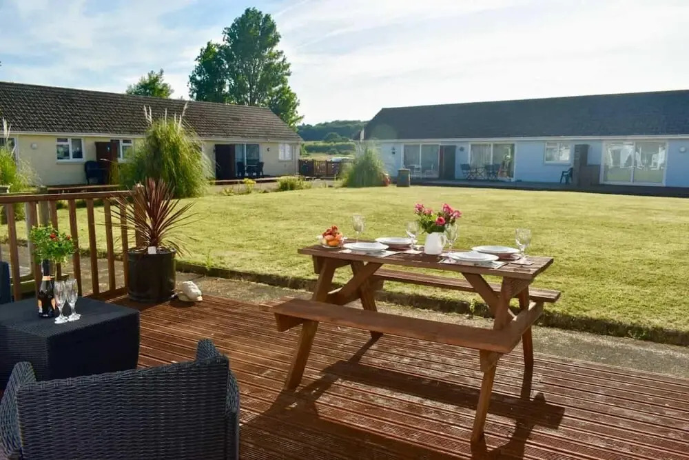 Seashells Dog Friendly Seaview Beach Chalet Sleeps 4 Beach Opposite