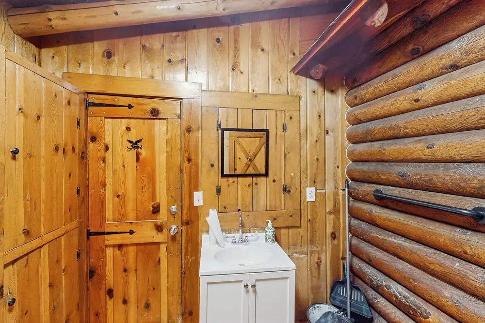 3BR Cabin w/ Loft, Wood Stove, AC & Fire Pit