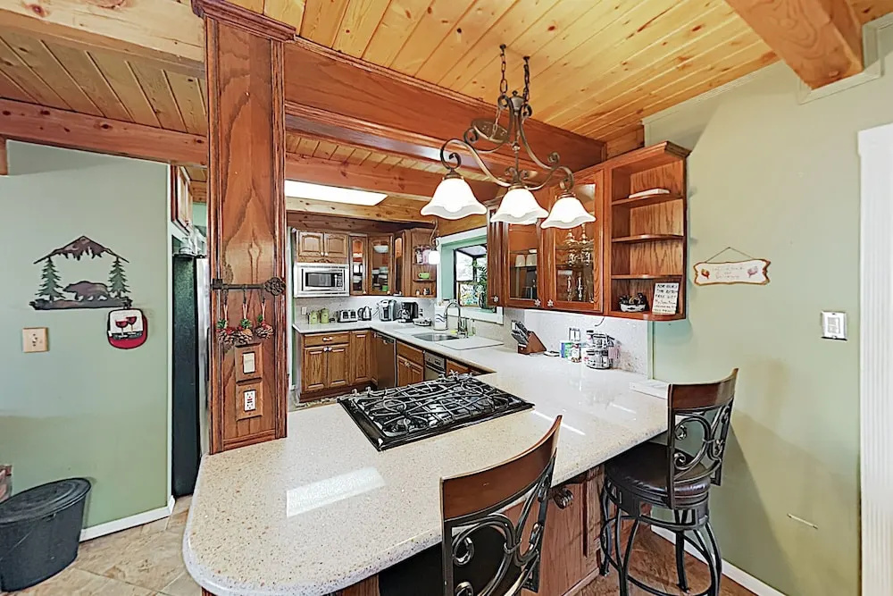 Expansive Haven W/ Fireplaces & Epic Game Room Home