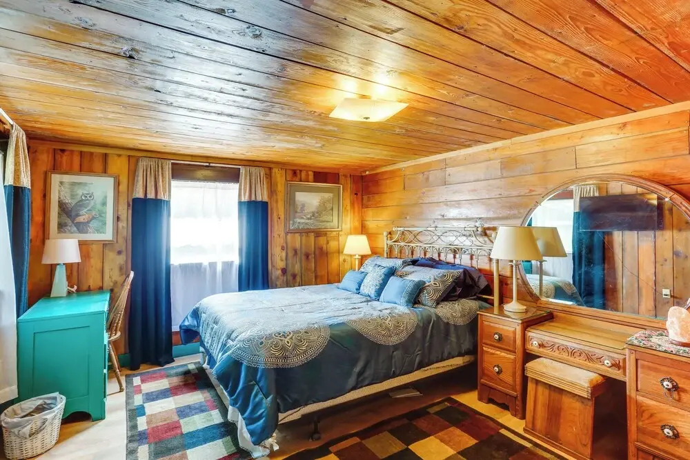 Dunsmuir Apartment ~ 17 Mi to Mt Shasta Ski Park!