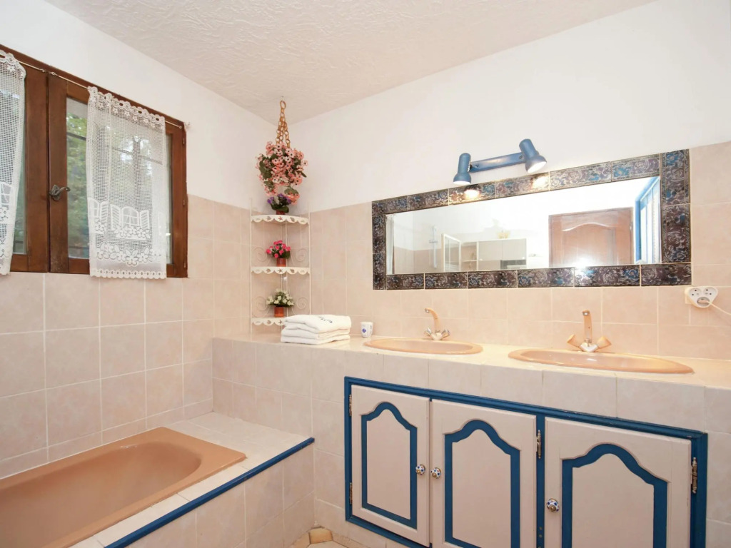 Villa in Bagnols with Pool & Near Nature Parks