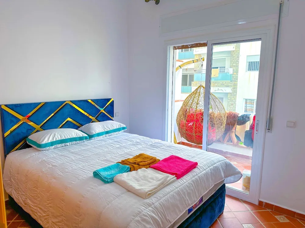 Apartment with pool direct access to sea