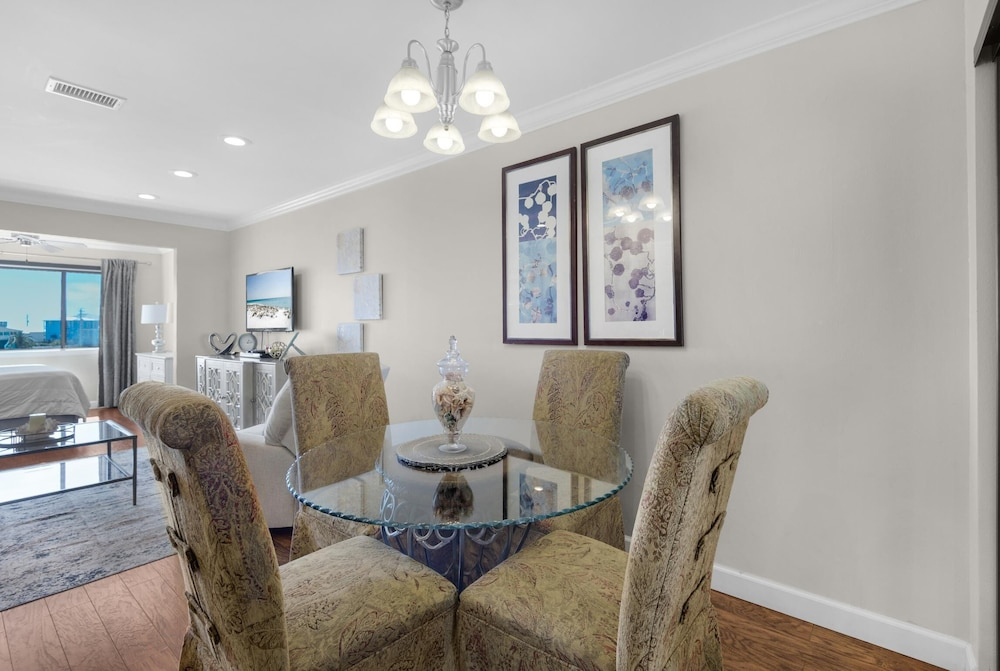 Sunset Harbor Palms 2-304