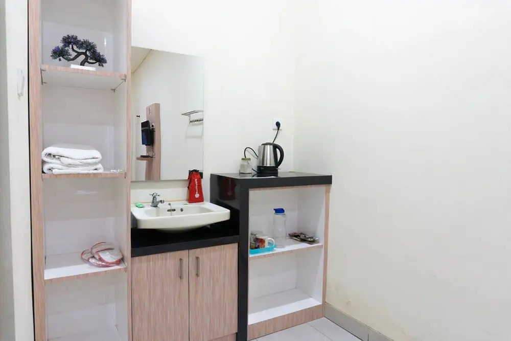 RedDoorz Syariah near Sultan Muhammad Kaharuddin Airport