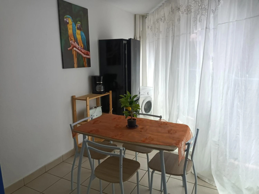 blue and yellow, appartement au calme, avec piscine, WIFI