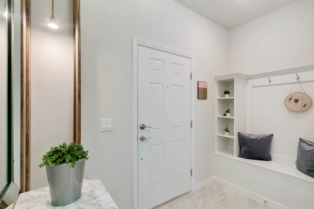 5 Bedrooms4 Bathrooms Windsor Island 1860Sd